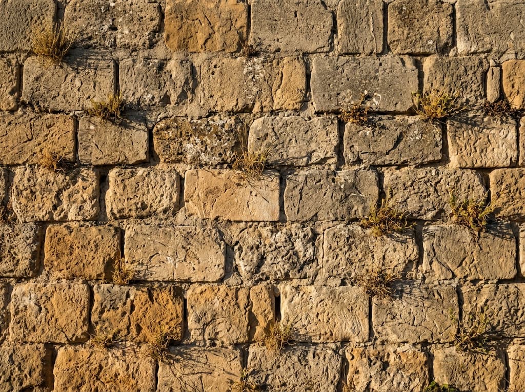 Por qué hay una muralla del siglo XI en esta calle